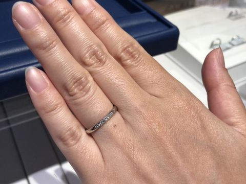 【銀座ダイヤモンドシライシの口コミ】 形はストレートでシンプルだけど、ダイヤの煌めきは欲しかったので気に入…