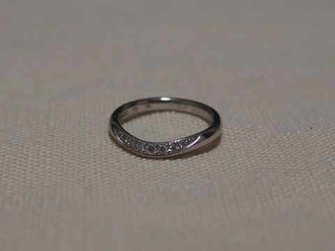 【ROYAL ASSCHER(ロイヤル・アッシャー)の口コミ】 リングがやわらかい「V」の字の形をしていて指がきれいに見え、リングの太…