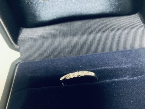 【銀座ダイヤモンドシライシの口コミ】 HPで見て一目惚れをしました。
ダイヤは欲しいけれど、派手すぎるデザイン…