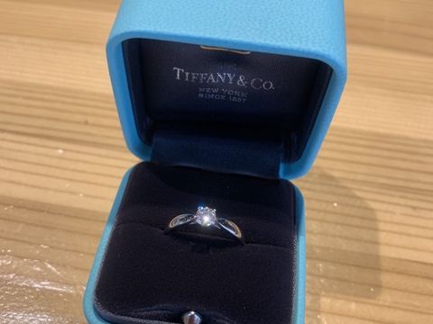 【ティファニー(Tiffany & Co.)の口コミ】 ダイヤモンドの輝きがとても綺麗であること、また中心のダイヤモンドに向…