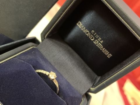 【銀座ダイヤモンドシライシの口コミ】 デザインが素敵で斜めに入ったメレダイヤが綺麗です。
ダイヤが沢山あり、…