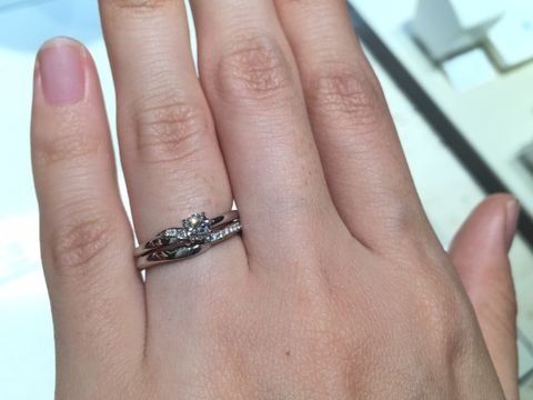 【俄(にわか)の口コミ】 婚約指輪とセットにすると、かなり素敵な印象。
だが、婚約指輪は常につけ…