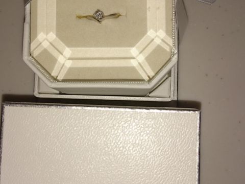 【4℃ BRIDAL(ヨンドシーブライダル)の口コミ】 シンプルなデザインが好きなので、彼に私の好みを伝えて選んでもらいまし…