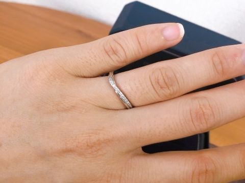 【銀座ダイヤモンドシライシの口コミ】 価格とデザインが一番の決め手でした。指がぽってりしていて真っ直ぐなデ…