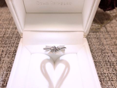 【STAR JEWELRY(スタージュエリー)の口コミ】 指がぽってりしていて真っ直ぐなデザインがしっくり来なかったため、S字に…