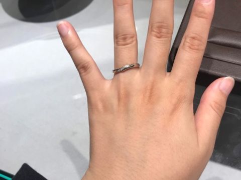 【アイプリモ(I-PRIMO)の口コミ】 指が短くて節が太いので、ウェーブを探していました。指輪自体が少し派手…