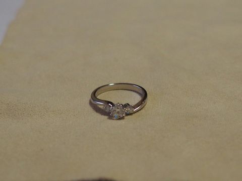 【ROYAL ASSCHER(ロイヤル・アッシャー)の口コミ】 ダイヤモンドが３個ついていて、遠くから見るとより大きく見えた。また、…