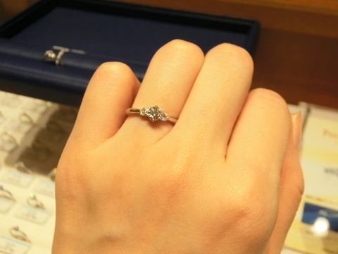 【銀座ダイヤモンドシライシの口コミ】 中央に向けてリングが細くなるデザインが気に入りました。
誰が見ても婚約…