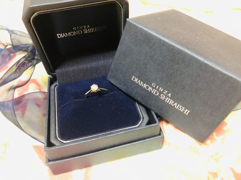 【銀座ダイヤモンドシライシの口コミ】 リングがダイヤに近づくほど細いデザインになっていて、指が細く長く見え…