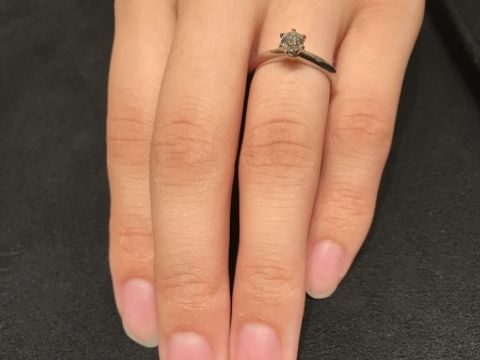 【ティファニー(Tiffany & Co.)の口コミ】 一石のみのシンプルですが、王道の婚約指輪というデザインです。ダイヤモ…