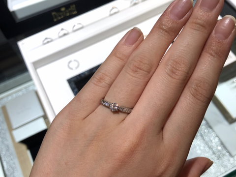 【HOSHI no SUNA 星の砂(ほしのすな)の口コミ】 とにかく輝きが素晴らしいことです。クオリティの高いダイヤですので光に…