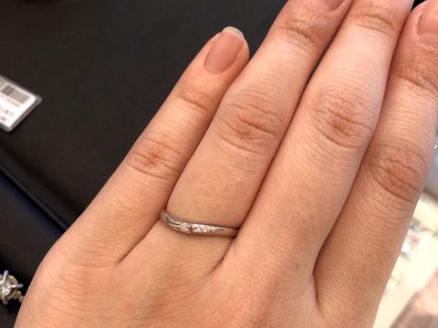 【Ginza Rim(銀座リム)の口コミ】 ピンクダイヤが真ん中についているデザインの指輪で、ゴールドのミル打ち…