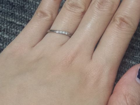 【4℃ BRIDAL(ヨンドシーブライダル)の口コミ】 とにかく普段ずっと身につける物なので、あまり目立ちすぎない細身のタイ…