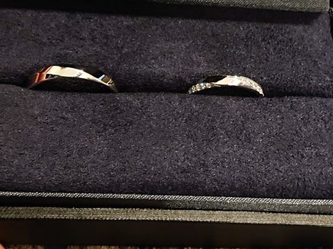 【ラザール ダイヤモンド(LAZARE DIAMOND)の口コミ】 男性用は指が太いのでリングも太めに見えるデザインで尚且つ少しのファッ…