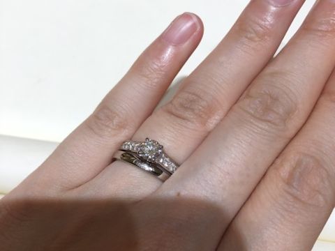 【カルティエ(Cartier)の口コミ】 婚約指輪は王道な形で年齢を重ねても飽きがこず、また華やかさもありつつ…