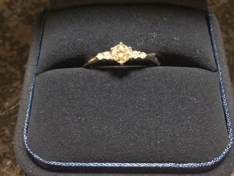 【4℃ BRIDAL(ヨンドシーブライダル)の口コミ】 もともとウェーブラインの婚約指輪を希望していました。高級感のあるデザ…