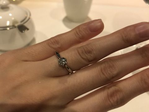 【銀座ダイヤモンドシライシの口コミ】 婚約指輪の王道デザインが欲しかったので、イメージにとてもあっていた！…