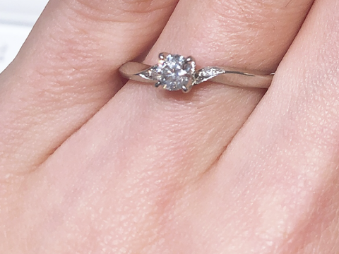 【俄(にわか)の口コミ】 真ん中のダイヤモンドを囲うように、周りに２つのメレダイヤモンドが付い…