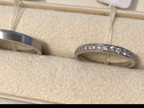 【Ponte Vecchio(ポンテヴェキオ)の口コミ】 ストレートタイプの指輪を初めて試着したのですが、サイズの違うメレダイ…