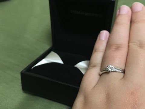 【エクセルコダイヤモンド(EXELCO DIAMOND)の口コミ】 大きなダイヤモンドの周りに小さなダイヤモンドが並べられていて、オシャ…