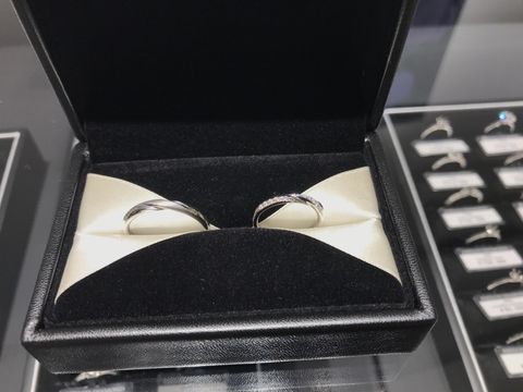 【エクセルコダイヤモンド(EXELCO DIAMOND)の口コミ】 婚約指輪のセットになるものが綺麗で、ゼクシィで見て気になっていた。 実…