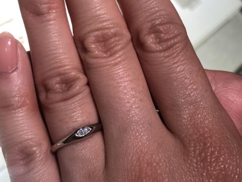 【ティファニー(Tiffany & Co.)の口コミ】 何を言っても目を引くのは横長の大きなダイアモンド。一体物で幅広に輝き…