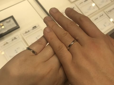 【俄(にわか)の口コミ】 ぐるぐるとひねりのある指輪が変わっていて良かったです。ひねりがある分…