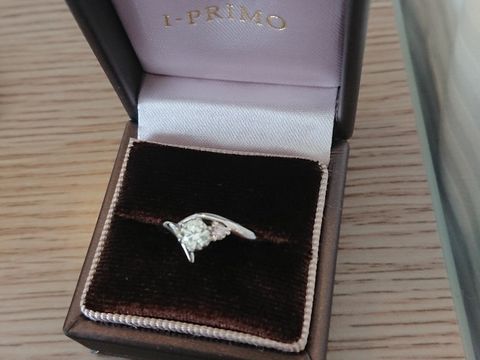 【アイプリモ(I-PRIMO)の口コミ】 ダイヤモンドの周囲がウェーブのデザインが施されているプラチナリングと…