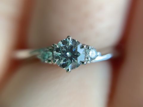 【ラザール ダイヤモンド(LAZARE DIAMOND)の口コミ】 ○センターダイヤが飛び出しすぎないデザインであること
○サイドにメレダイ…