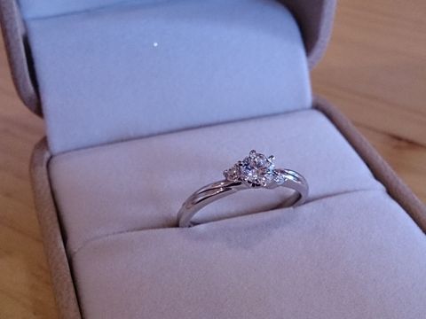 【AMOUR AMULET(アムール・アミュレット)の口コミ】 婚約指輪と結婚指輪を一緒に付けても横のダイヤ部分が上手く繋がるような…
