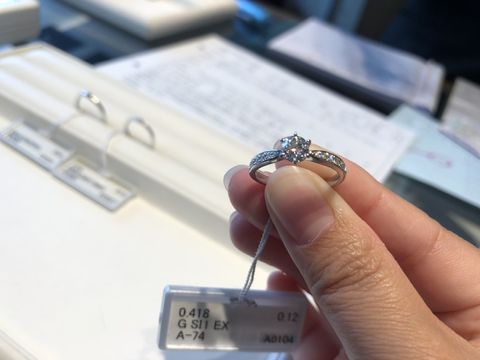 【I's stone(アイズストーン)の口コミ】 中央横にメレダイヤが入っているもので探しており、どこからみてもキラキ…