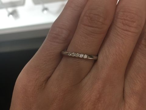 【Desserts(デザート)の口コミ】 幅が2.5ミリと細身なのででが小さい人や指が細い人にはとても似合いそう。…