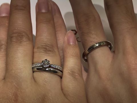 【TRECENTI(トレセンテ)の口コミ】 上半分がハーフエタニティのようになっている結婚指輪です。ハーフエタニ…