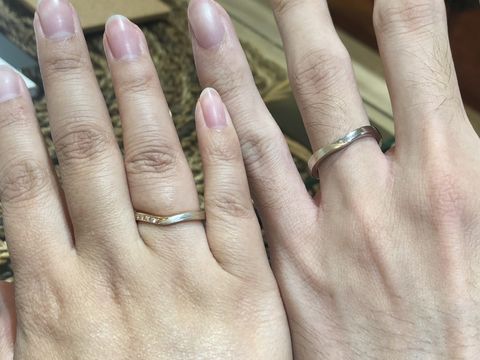 【杢目金屋(もくめがねや)の口コミ】 ほどよい太さ、そして木目金がきれいな指輪です。
女性側は半分がゴールド…