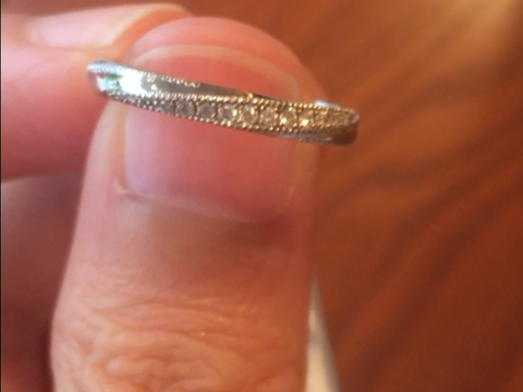 【I's stone(アイズストーン)の口コミ】 ストレートタイプでダイヤとミルが斜めに入っているデザインが他のブラン…