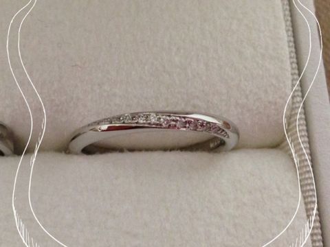 【トリニティ(Trinity)の口コミ】 婚約指輪と結婚指輪を一緒に付けてもダイヤが繋がって見えるように見える…