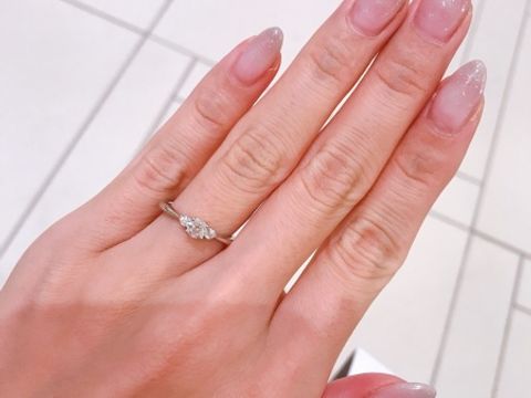 【ラザール ダイヤモンド(LAZARE DIAMOND)の口コミ】 真ん中に大きなダイヤ、左右に小さなダイヤが埋め込まれています。上から…