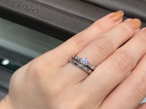 【アイプリモ(I-PRIMO)の口コミ】 サイドにメレダイヤがついた婚約指輪が好みだったので、こちらを試着しま…