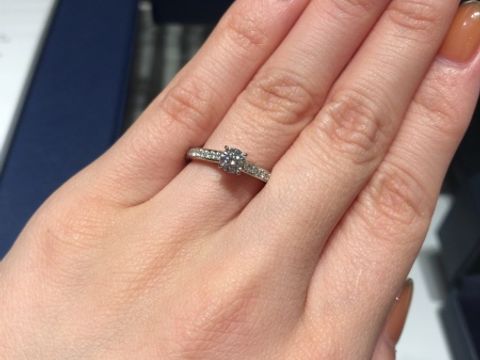 【銀座ダイヤモンドシライシの口コミ】 ハーフエタニティにセンターストーンがついているのでとても華やかなデザ…