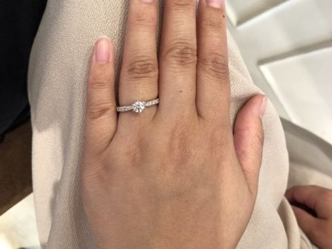 【アンジェリックフォセッテ(Angelique Fossette)の口コミ】 この形が好きなため、他店でも見ていました。
比較的細めのデザインが多い…