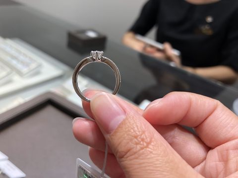 【アイプリモ(I-PRIMO)の口コミ】 横にメレダイヤが入った立て爪タイプのデザインです。
ミル打ちなので、横…