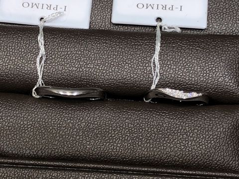 【アイプリモ(I-PRIMO)の口コミ】 真ん中がブイの字でダイヤが付いています。
真正面、相手側から見た場合は…