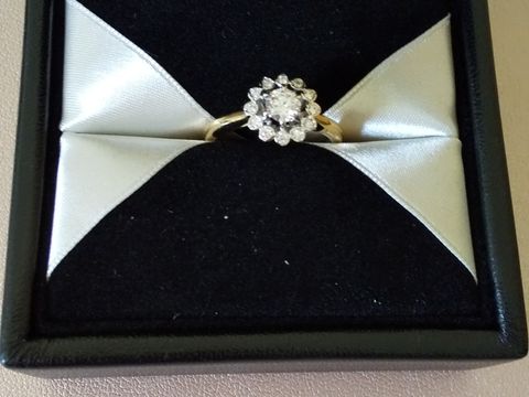 【エクセルコダイヤモンド(EXELCO DIAMOND)の口コミ】 花のような指輪のデザインが気に入って購入しました。少しアンティーク風…