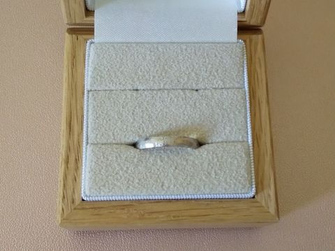 【メデルジュエリー(Mederu jewelry)の口コミ】 打ち目が入ったプラチナの指輪です。シンプルだけど個性もあるところが気…