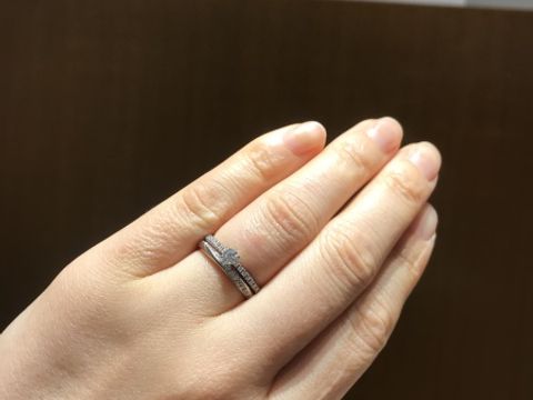 【銀座ダイヤモンドシライシの口コミ】 ウェーブ状のひねりのたる指輪に小さなダイヤが敷き詰められているデザイ…
