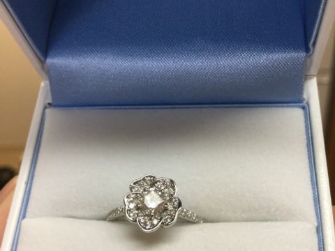 【GALA JEWELRY(ガラジュエリー)の口コミ】 嫁の母親の婚約指輪のダイヤをリユーズして、ネットで見つけたお花のデザ…