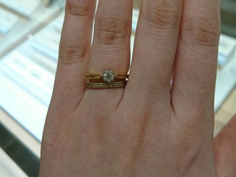 【BIJOUPIKO(ビジュピコ)の口コミ】 ソリティアタイプ。ゴールドのアームがミル打ちされていて、少しアンティ…