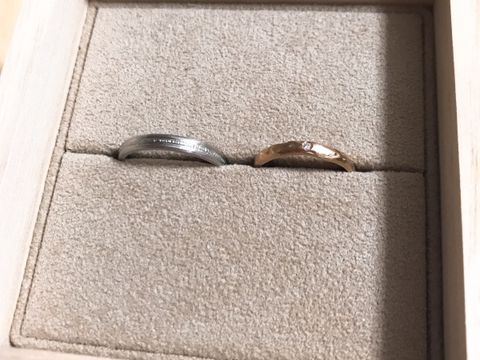 【YUKA HOJO(ユカホウジョウ)の口コミ】 細身で凹凸のある味のあるデザインと、婚約指輪のCapriと重ねづけした時の…