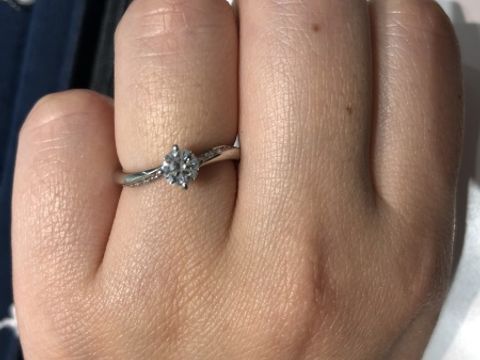 【銀座ダイヤモンドシライシの口コミ】 デザインとダイヤモンドの品質が決め手です。
特に品質面で細かな要望まで…