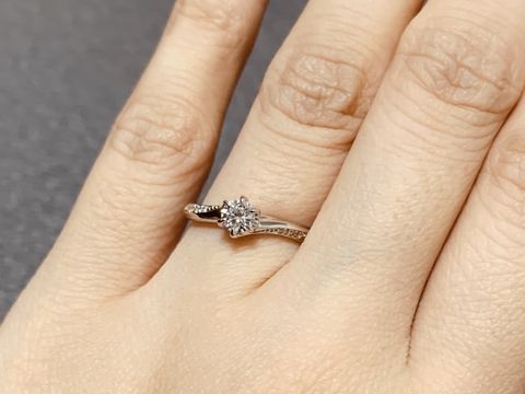 【銀座ダイヤモンドシライシの口コミ】 シンプルすぎないデザインであまり派手に見えないものが希望でした。緩や…